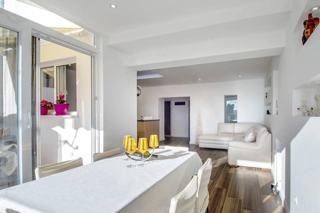 Luxury Apartment Martinis With Pool Split Exterior foto