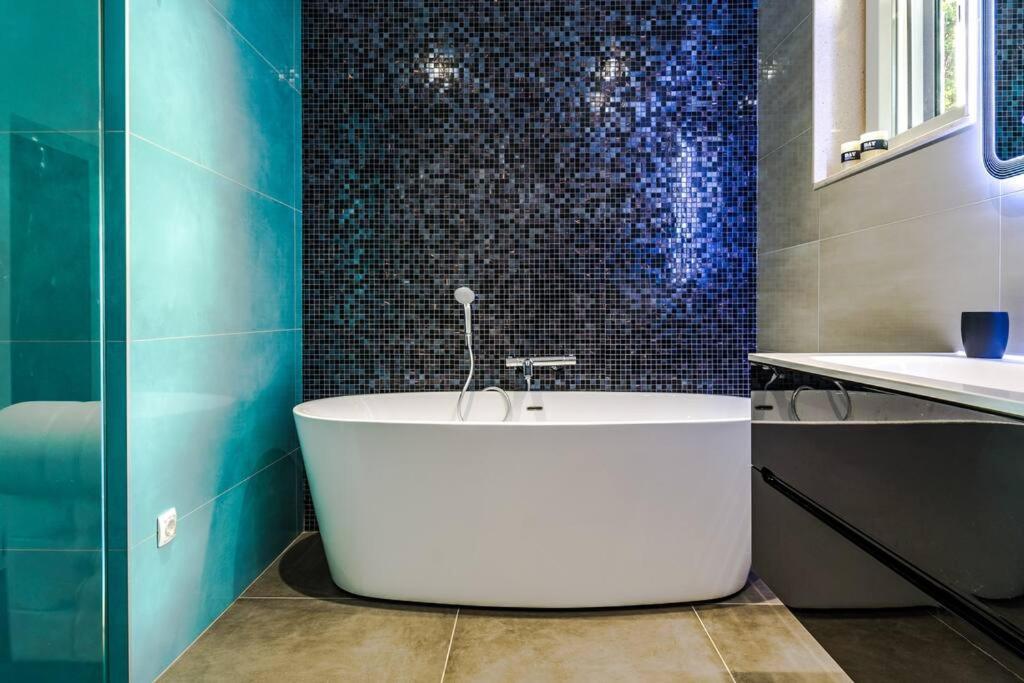 Luxury Apartment Martinis With Pool Split Exterior foto