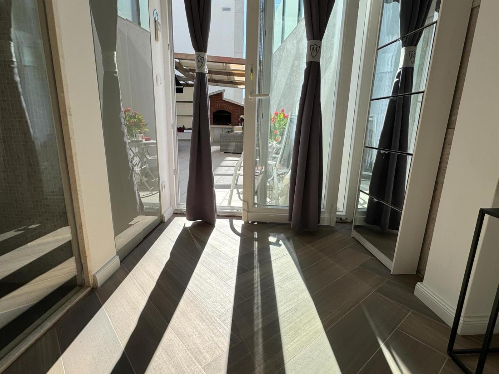 Luxury Apartment Martinis With Pool Split Exterior foto